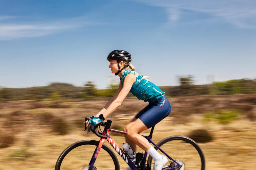 influencer japke janneke in Ingeklikt dames fietskleding