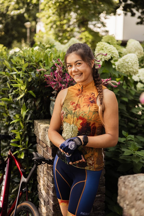 goud-okergeel fietsshirt voor dames met bloemen en zonder mouwen