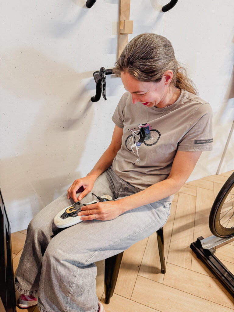 schoenplaatjes worden afgesteld tijdens een bikefitting