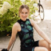 Zwart-groen-mouwloos-dames-fietsshirt-met-pauwenprint