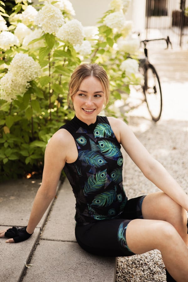 Zwart-groen-mouwloos-dames-fietsshirt-met-pauwenprint