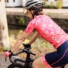 achterzijde roze dames fietsshirt met bloemenprint