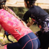 achterzijde roze dames fietskleding set