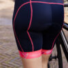 marineblauwe dames fietsbroek met bretels en roze naden