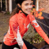 zalmroze dames fietsjack met thermovoering en kraanvogel print