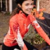 zalmroze dames fietsjack met thermovoering en kraanvogel print