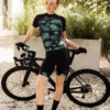 dames fietskleding set vrouwelijk in zwart met blauw-groene pauwenprint