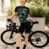 dames fietskleding set vrouwelijk in zwart met blauw-groene pauwenprint