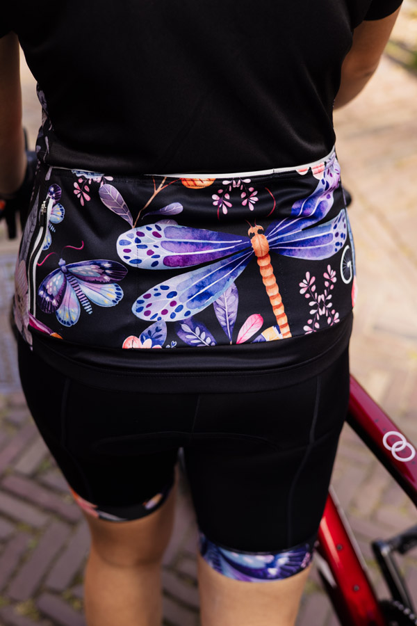 achterzijde zwarte dames fietskleding met paarse vlinders