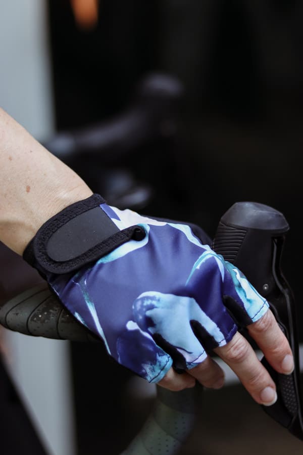 donkerblauwe-wielerhandschoenen-met-bloemenprint-voor-dames