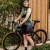 zwarte dames fietsbroek zonder bretels en met rode en groene details en toekan print