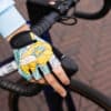 fietshandschoenen-geel-blauw-pioenrozen
