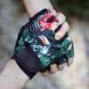 fietshandschoenen-voor-dames-met-groene-toekanprint