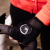 comfortabele zwarte fietshandschoenen voor dames met padding klittenband en reflecterend logo in de vorm van een wiel