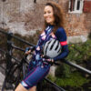 marineblauwe-dames-bibshorts-met-felroze-naden-en-bloemenprint