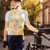 blauw dames fietsshirt met korte mouwen en gele bloemen