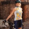 mouwloos dames fietsshirt - top met babyblauw en gele bloemen