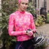 complete roze wieleroutfit voor dames met accessoires