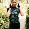 zwart dames fietsshirt met groen-blauwe pauwenverenprint