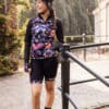 vrouwelijke-zwarte-dames-wieleroutfit
