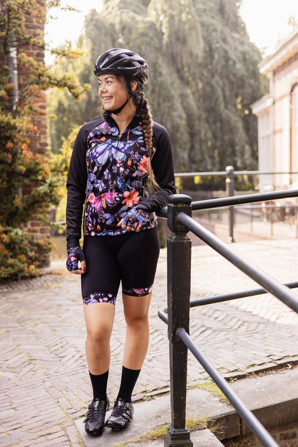 vrouwelijke-zwarte-dames-wieleroutfit