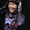 dames wieleroutfit met zwart-paarse bloemen en vlinders