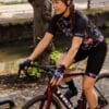 zwarte dames fietskleding met kleurrijke details