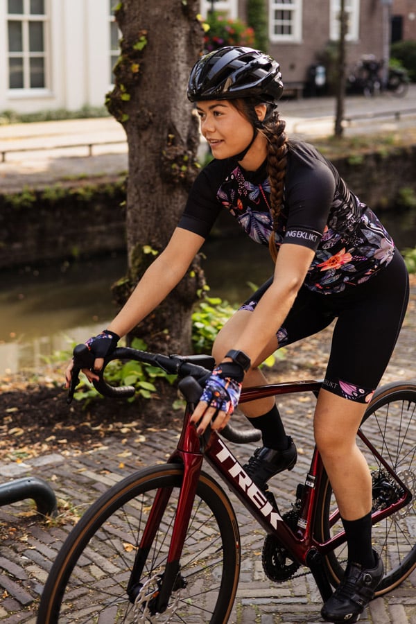 zwarte dames fietskleding met kleurrijke details
