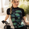 zwarte dames wielerjersey met blauw-groene pauwenprint