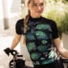 zwarte dames wielerjersey met blauw-groene pauwenprint